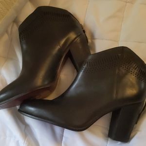 NWOT - Vince Camuto size 9